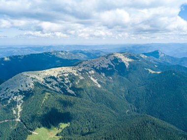 Güneşli havada Ukrayna Karpatlarının yüksek dağları. Hava aracı görünümü.