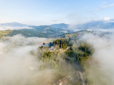 Ukrayna Karpatları 'nda sabah sisi. Hava aracı görünümü.
