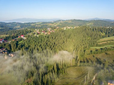 Sabah sisinde Ukrayna Karpatları 'na dağ yerleşimi. Hava aracı görünümü.