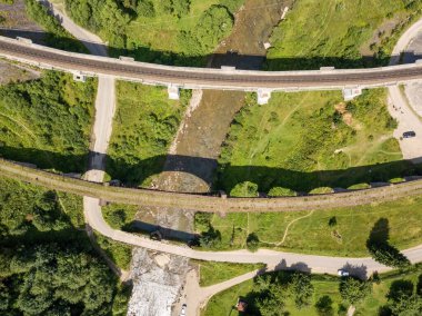 Dağlardaki eski demiryolu köprüsü. Ukraynalı Karpatlar. Hava aracı görünümü.