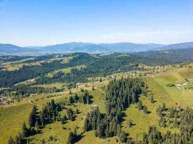 Yazın Ukrayna Karpatları 'nın yeşil dağları. Güneşli açık bir gün. Hava aracı görünümü.