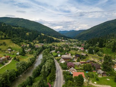 Ukrayna Karpatları 'nın dağlarına yerleşmek. Hava aracı görünümü.