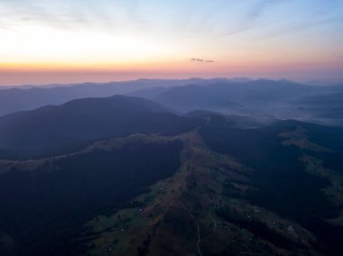 Bir yaz sabahı Ukrayna Karpatları dağları. Hava aracı görünümü.