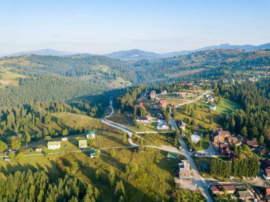 Ukrayna Karpatları 'nın dağlarına yerleşmek. Hava aracı görünümü.