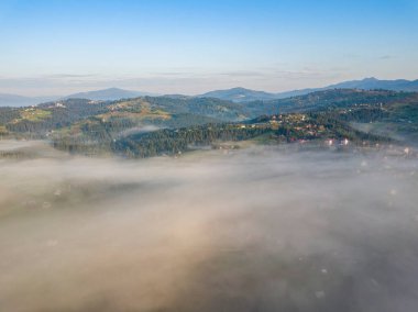 Ukrayna Karpatya dağlarında sabah sisi. Hava aracı görünümü.