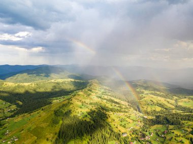 Ukrayna Karpatlarının dağlarında gökkuşağı. Hava aracı görünümü.
