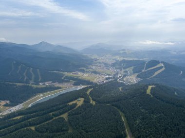 Yazın Ukrayna Karpatları 'nın yeşil dağları. Güneşli bir gün, nadir bulutlar. Hava aracı görünümü.