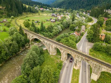 Dağlardaki eski demiryolu köprüsü. Ukraynalı Karpatlar. Hava aracı görünümü.