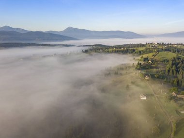 Ukrayna Karpatya dağlarında sabah sisi. Hava aracı görünümü.