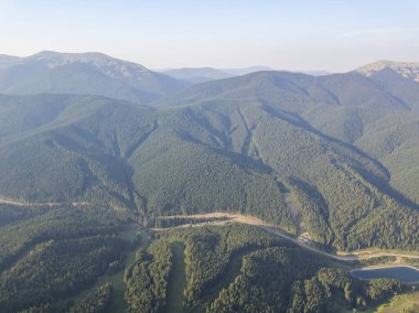 Güneşli havada Ukrayna Karpatlarının yüksek dağları. Hava aracı görünümü.