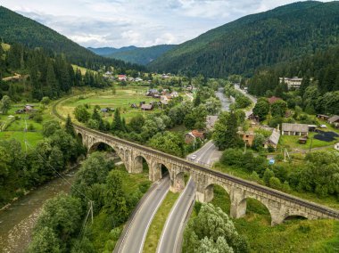 Dağlardaki eski demiryolu köprüsü. Ukraynalı Karpatlar. Hava aracı görünümü.