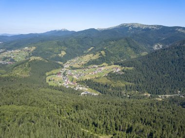 Yazın Ukrayna Karpatları 'nın yeşil dağları. Güneşli açık bir gün. Hava aracı görünümü.