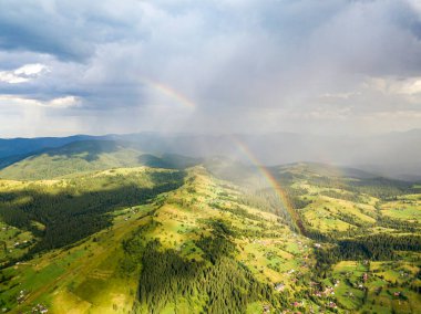 Ukrayna Karpatlarının dağlarında gökkuşağı. Hava aracı görünümü.