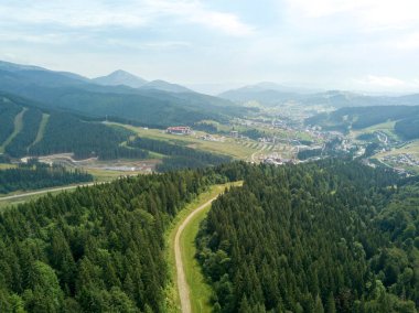 Yazın Ukrayna Karpatları 'nın yeşil dağları. Güneşli bir gün, nadir bulutlar. Hava aracı görünümü.