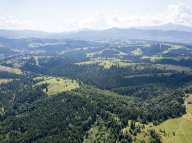 Yazın Ukrayna Karpatları 'nın yeşil dağları. Güneşli bir gün. Hava aracı görünümü.