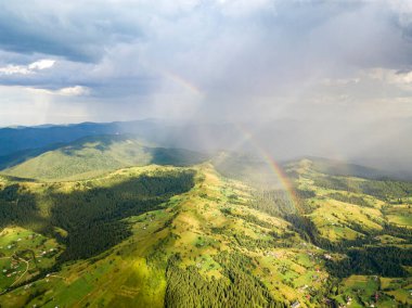 Ukrayna Karpatlarının dağlarında gökkuşağı. Hava aracı görünümü.