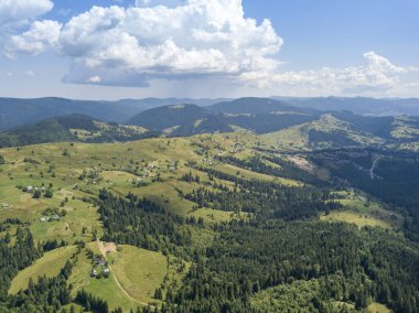 Yazın Ukrayna Karpatları 'nın yeşil dağları. Güneşli bir gün. Hava aracı görünümü.