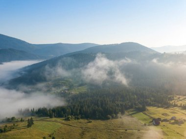 Ukrayna Karpatları 'nda sabah sisi. Hava aracı görünümü.