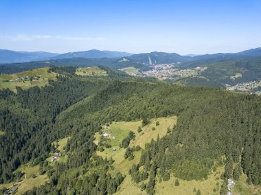 Yazın Ukrayna Karpatları 'nın yeşil dağları. Güneşli açık bir gün. Hava aracı görünümü.