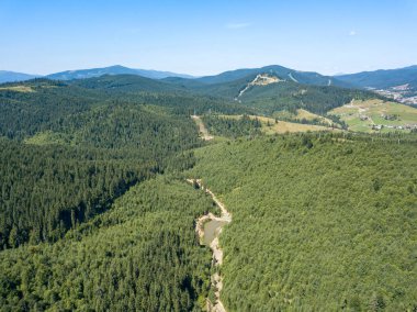 Yazın Ukrayna Karpatları 'nın yeşil dağları. Güneşli açık bir gün. Hava aracı görünümü.