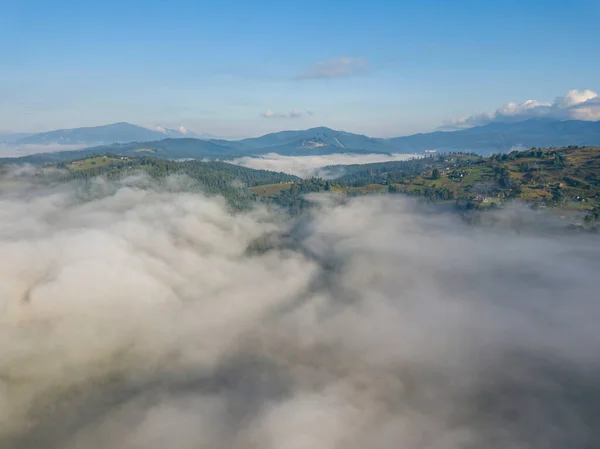 Alto Vuelo Sobre Las Nubes Las Montañas Vista Aérea Del — Foto de Stock
