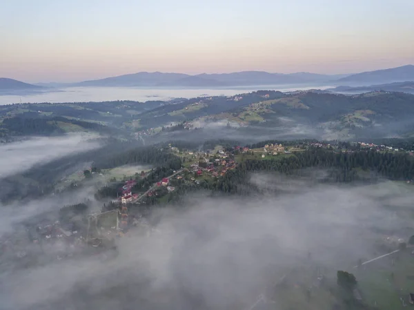 Bergnederzetting Oekraïense Karpaten Ochtendmist Luchtdrone Zicht — Stockfoto