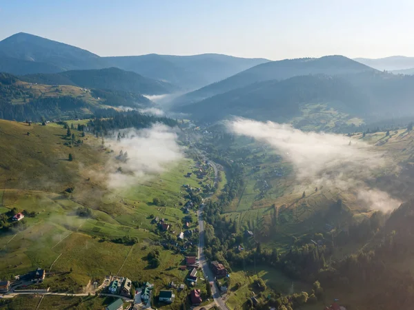 夏の朝にウクライナのカルパチア山脈 空中ドローンビュー — ストック写真