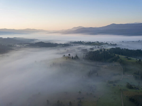 Восход солнца над туманом в Украинских Карпатах. Воздушный беспилотник.