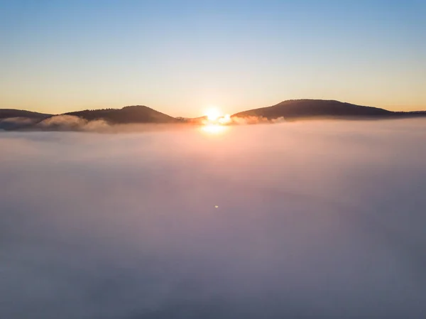 Nascer Sol Sobre Nevoeiro Nos Cárpatos Ucranianos Vista Aérea Drones — Fotografia de Stock