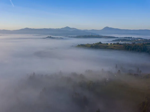 Niebla Mañana Las Montañas Los Cárpatos Ucrania Vista Aérea Del — Foto de Stock