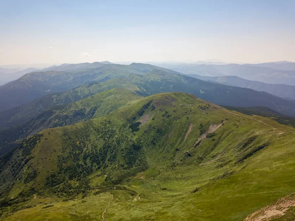 Hohe Berge Der Ukrainischen Karpaten Bei Bewölktem Wetter Drohnenblick Aus — Stockfoto