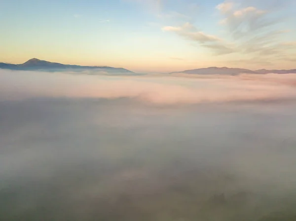 Raios Amanhecer Sobre Nevoeiro Nos Cárpatos Ucranianos Vista Aérea Drones — Fotografia de Stock