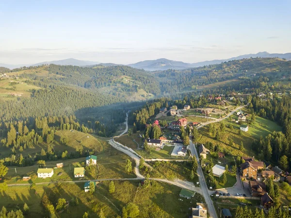 Bergsiedlung Den Ukrainischen Karpaten Morgennebel Drohnenblick Aus Der Luft — Stockfoto