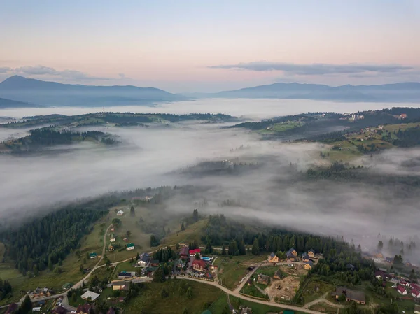 Montaña Asentamiento Los Cárpatos Ucrania Niebla Mañana Vista Aérea Del — Foto de Stock