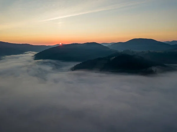 Sonnenaufgang Über Dem Nebel Den Ukrainischen Karpaten Drohnenblick Aus Der — Stockfoto