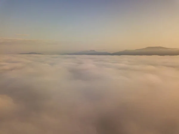 Ξημέρωσε Πάνω Από Την Ομίχλη Στα Ουκρανικά Καρπάθια Αεροφωτογραφία Τηλεκατευθυνόμενου — Φωτογραφία Αρχείου