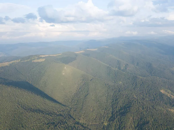 夏にウクライナのカルパチア山脈の緑の斜面 曇りの日 空中ドローンビュー — ストック写真