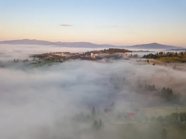 Montaña Asentamiento Los Cárpatos Ucrania Niebla Mañana Vista Aérea Del — Foto de Stock