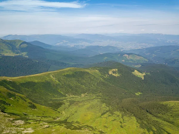 曇りの日にウクライナのカルパチア山脈の高い山 空中ドローンビュー — ストック写真