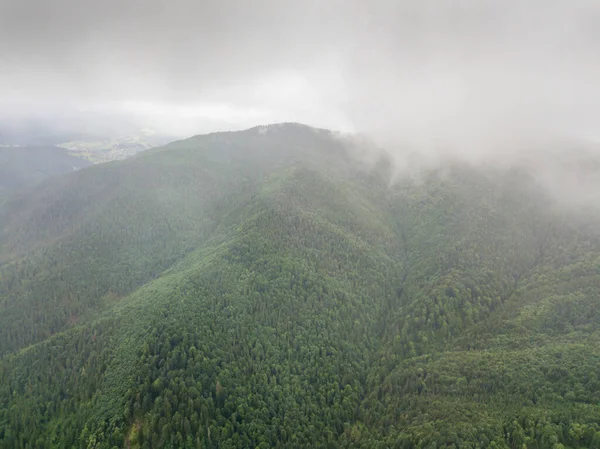 Montanhas Verdes Dos Cárpatos Ucranianos Descansam Contra Nuvens Vista Aérea — Fotografia de Stock