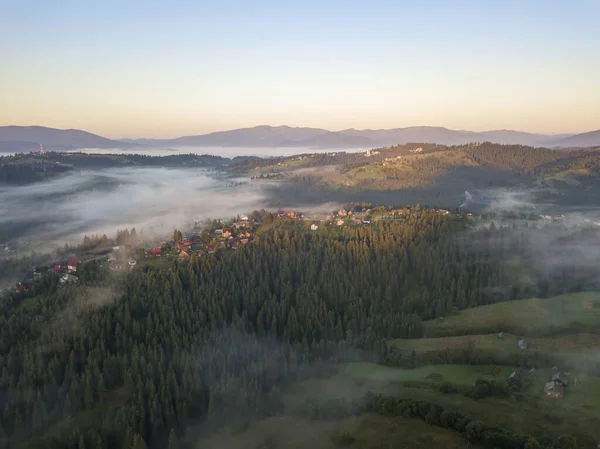 Zöld Hegyek Ukrán Kárpátok Reggeli Köd Légi Drónra Néző — Stock Fotó