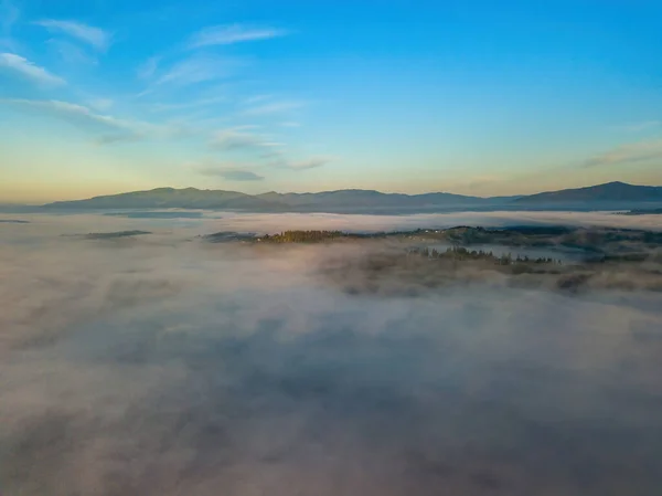 Raggi Dell Alba Sulla Nebbia Nei Carpazi Ucraini Vista Aerea — Foto Stock