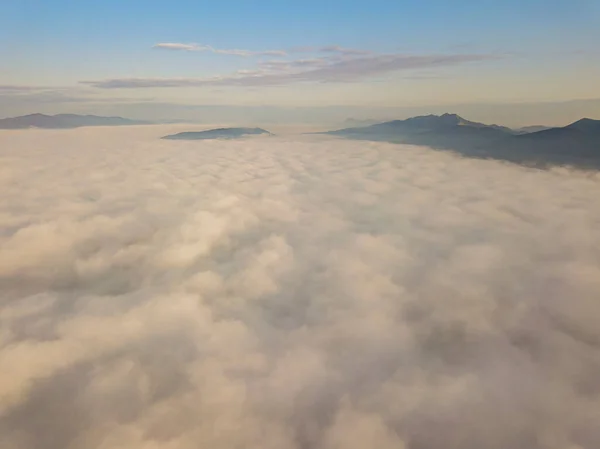 Survol Brouillard Dans Les Carpates Ukrainiennes Été Des Montagnes Horizon — Photo