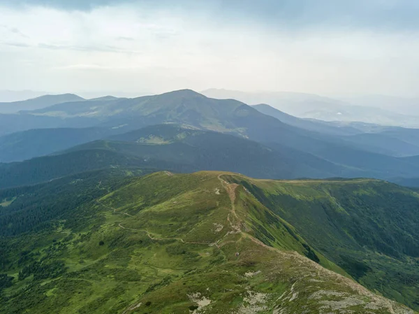 Hohe Berge Der Ukrainischen Karpaten Bei Bewölktem Wetter Drohnenblick Aus — Stockfoto