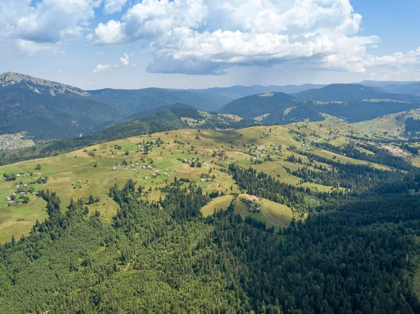 Montagnes Vertes Des Carpates Ukrainiennes Été Journée Ensoleillée Vue Aérienne — Photo