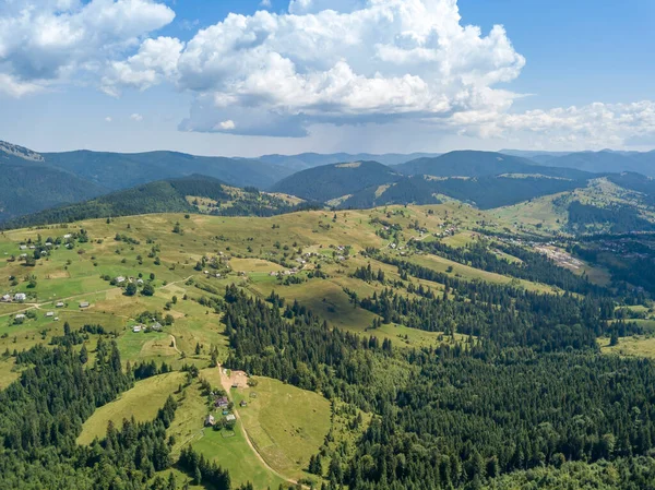 夏天乌克兰喀尔巴阡山脉的绿山 阳光灿烂的日子 空中无人驾驶飞机视图 — 图库照片