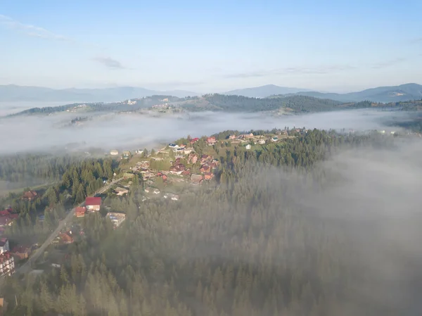 Assentamento Montanha Nos Cárpatos Ucranianos Névoa Manhã Vista Aérea Drones — Fotografia de Stock