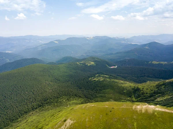 Hohe Berge Der Ukrainischen Karpaten Bei Bewölktem Wetter Drohnenblick Aus — Stockfoto