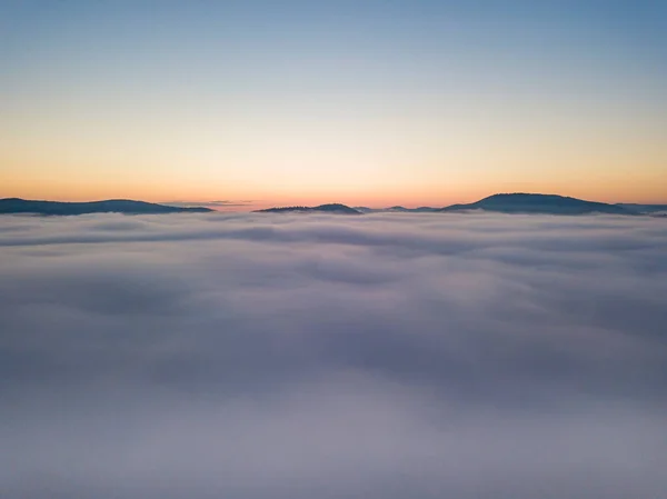 Πρωινή Ομίχλη Στα Ουκρανικά Καρπάθια Αεροφωτογραφία Τηλεκατευθυνόμενου — Φωτογραφία Αρχείου