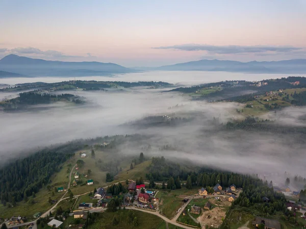 Sabah sisinde Ukrayna Karpatları 'na dağ yerleşimi. Hava aracı görünümü.